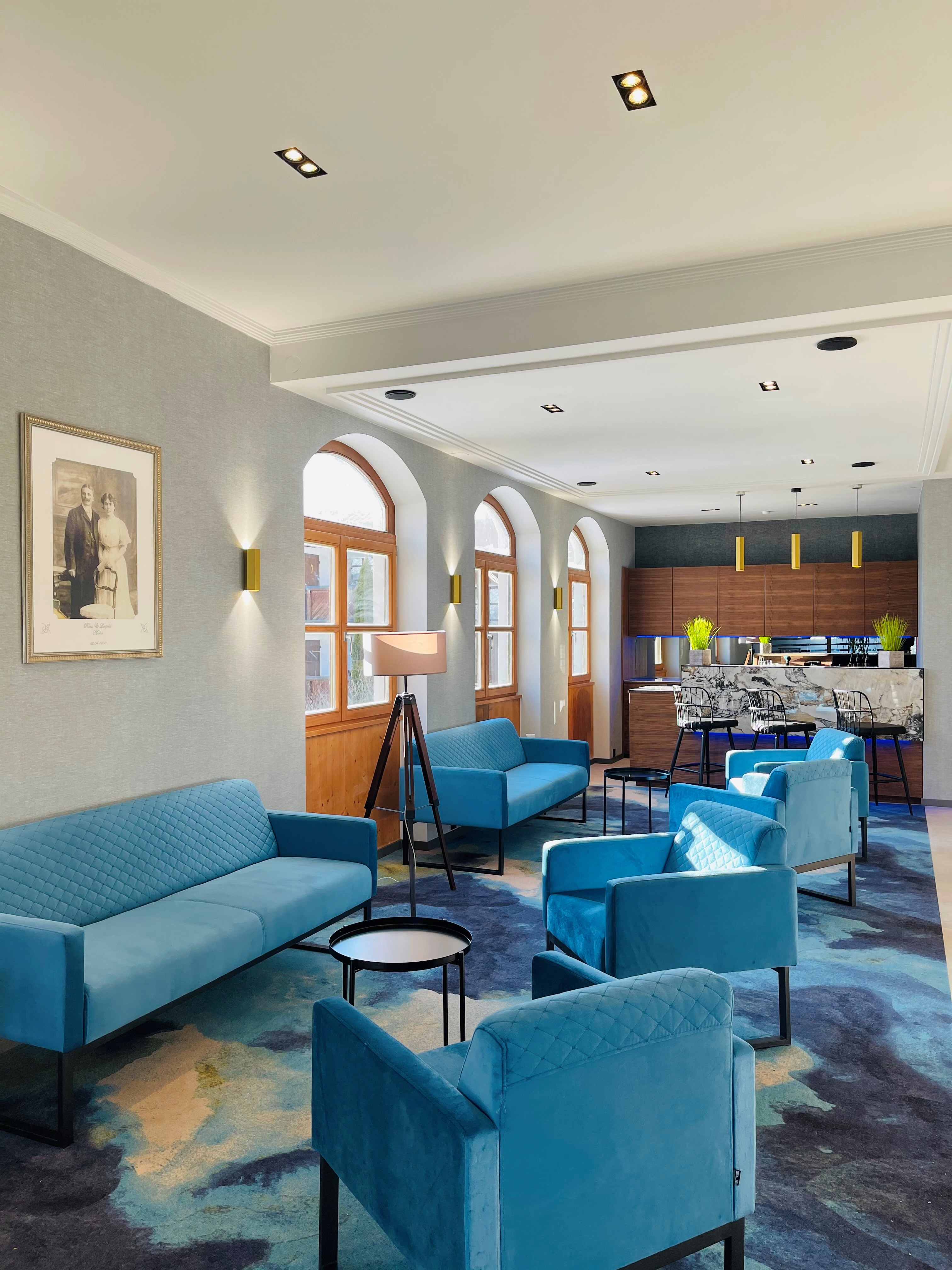 Moderne Lobby mit Lounge und Bar