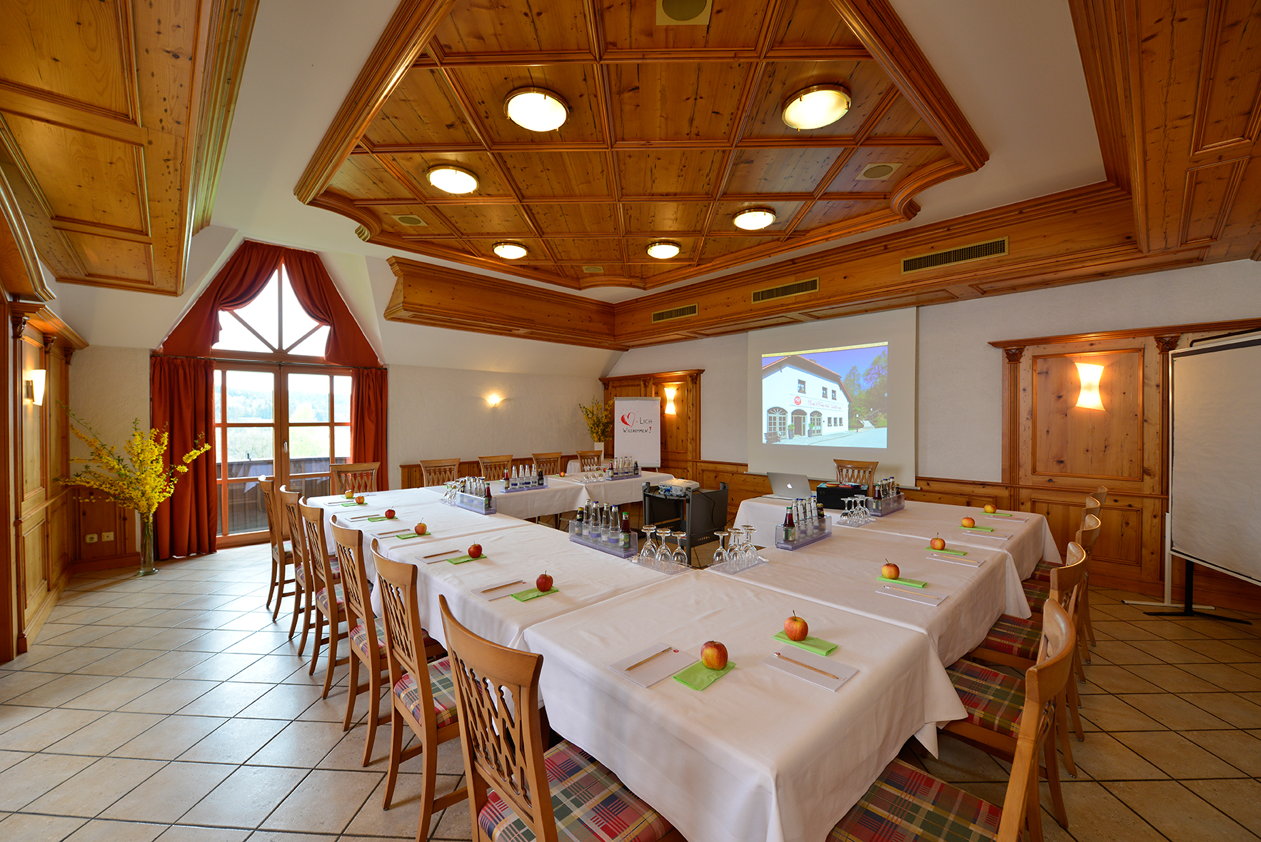 Tagungsraum in U-Form mit Beamer und Leinwand