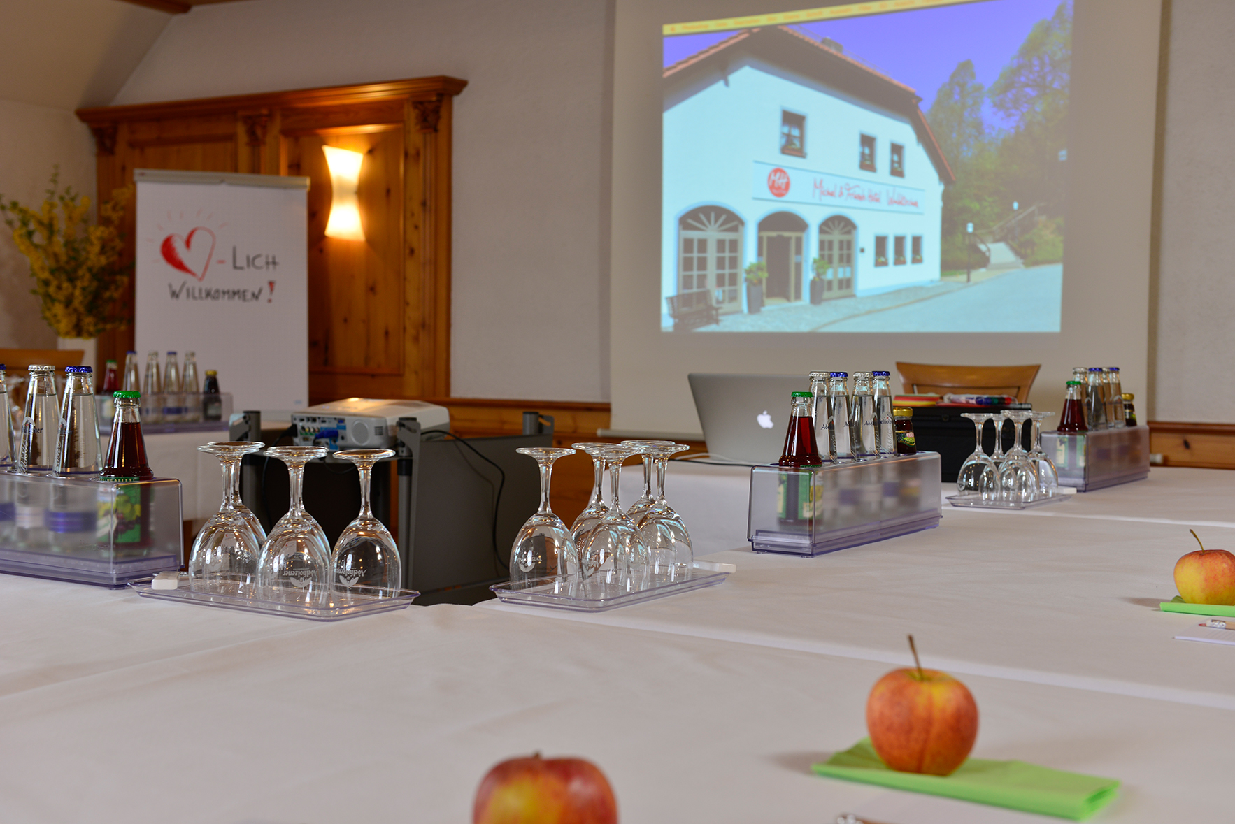 Tagungspause mit Getränken und Obst