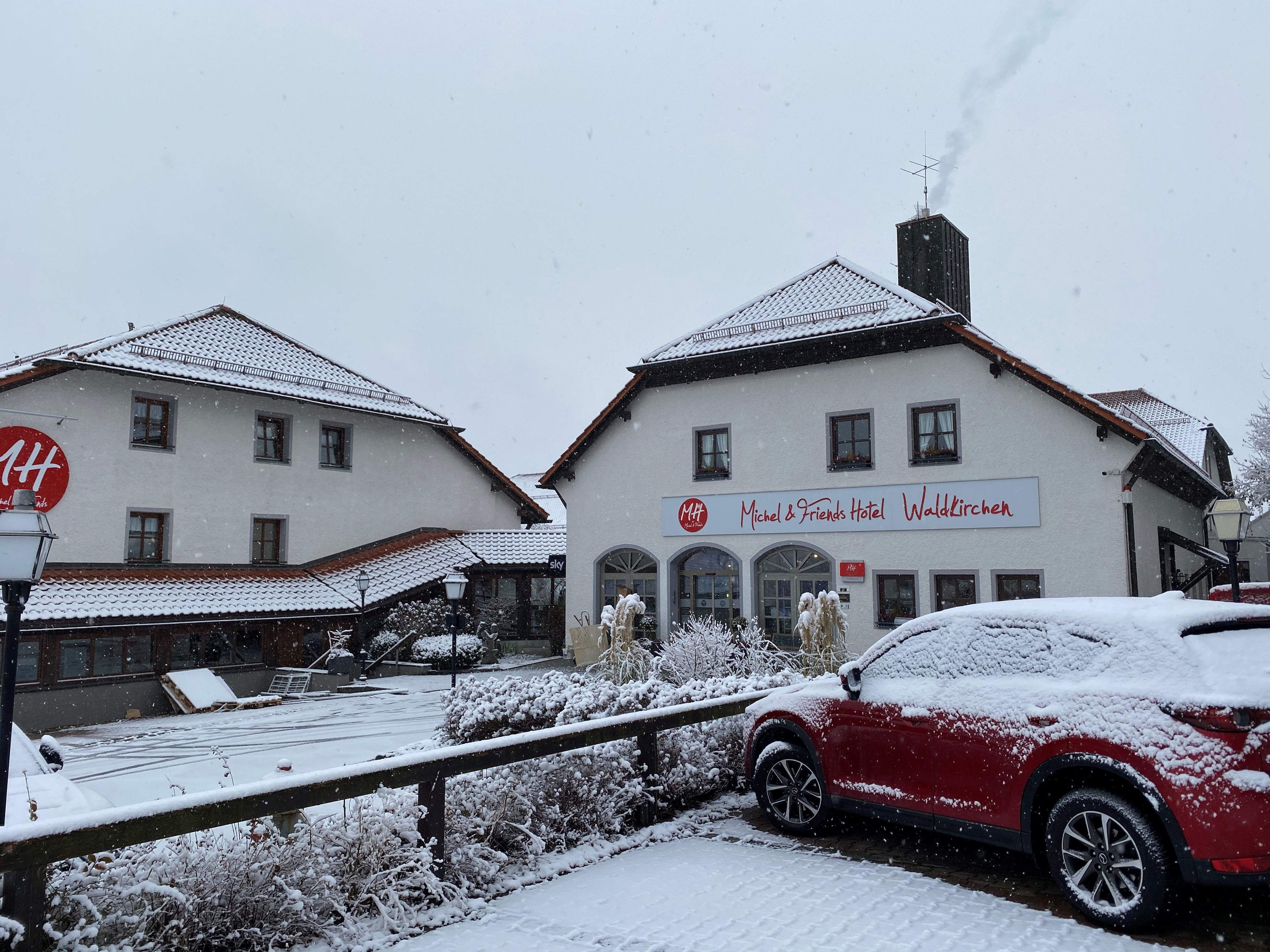 Hotel am Badepark im Winter mit Schnee