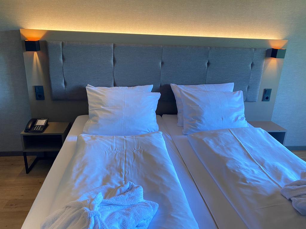Komfortables Doppelbett mit Ambientebeleuchtung