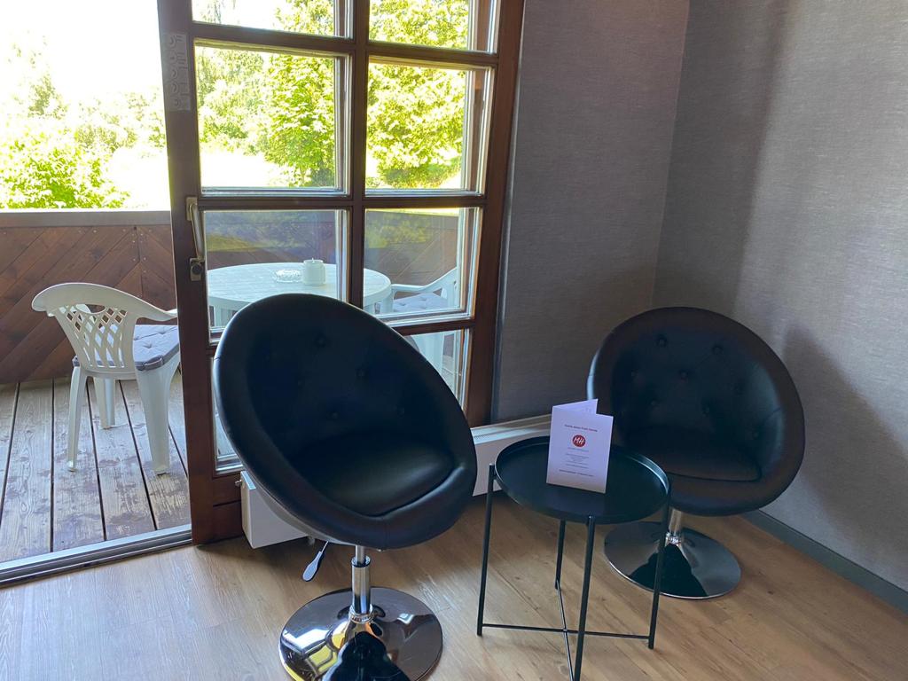Suite mit Sitzecke und Balkon