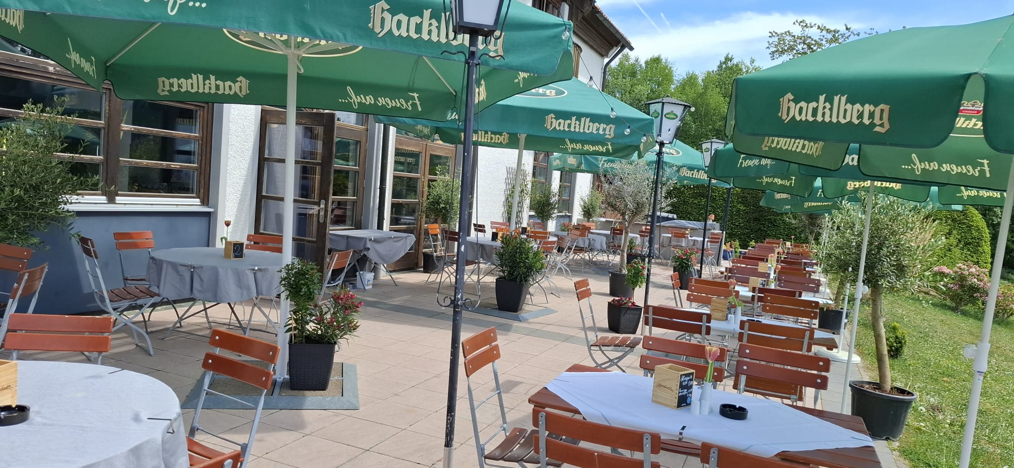 Sonnige Terrasse am Restaurant Karoli Stub'n